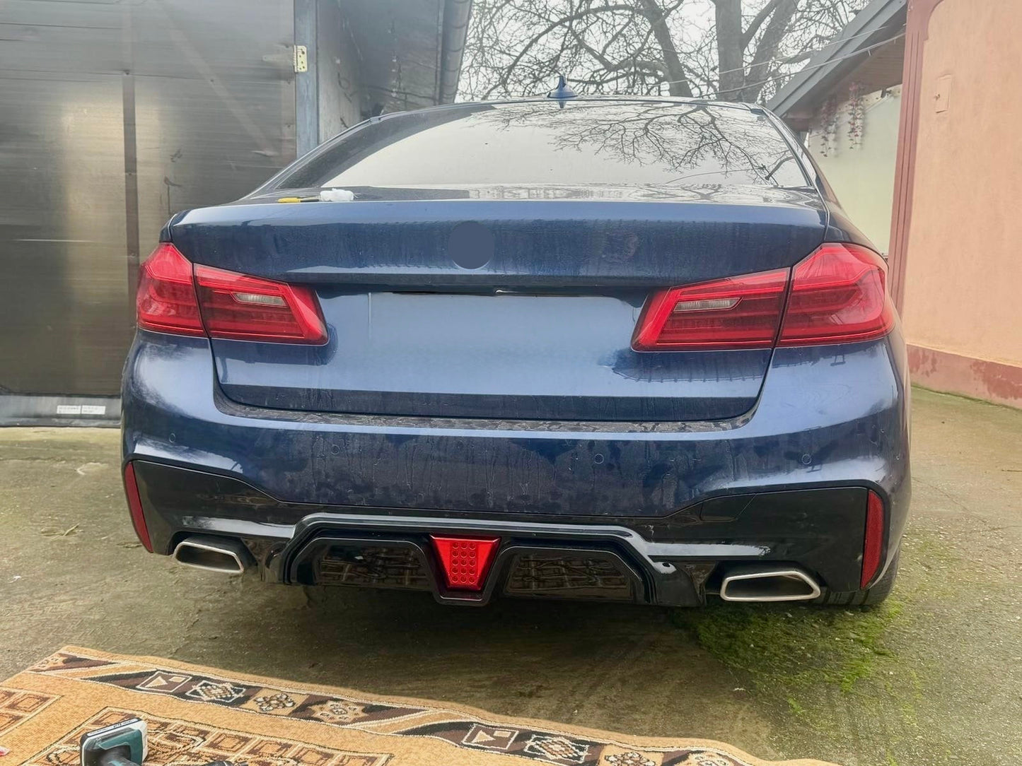 Difuzor bara spate cu bec compatibil cu BMW seria 5 G30(2017-2022) negru lucios