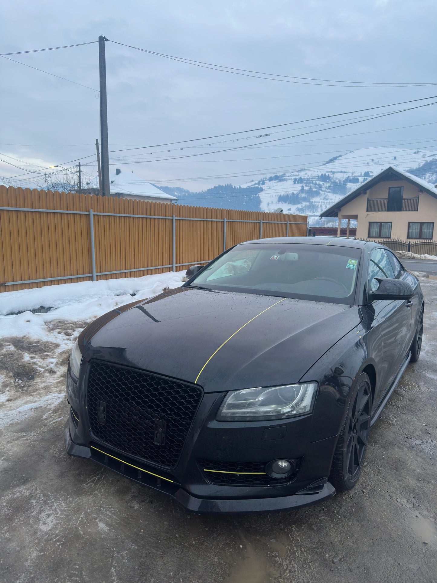 Grila centrala tip RS5 compatibila cu Audi A5 B8 NFL (2007-2011) negru lucios