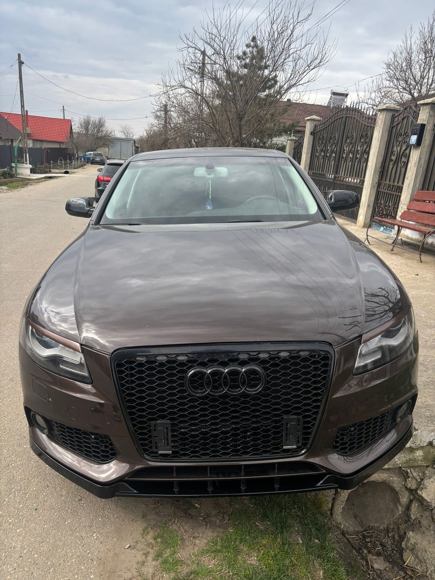 Grila centrala tip RS4 compatibila cu Audi A4 B8(2008-2012) negru lucios