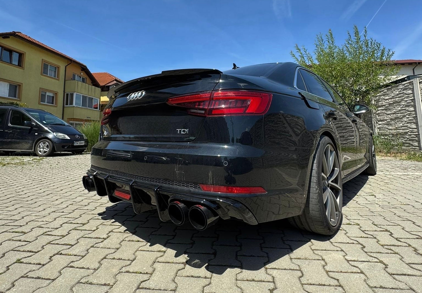 Difuzor bara spate S4 style cu bec compatibil cu Audi A4 B9 2016-2019 negru lucios