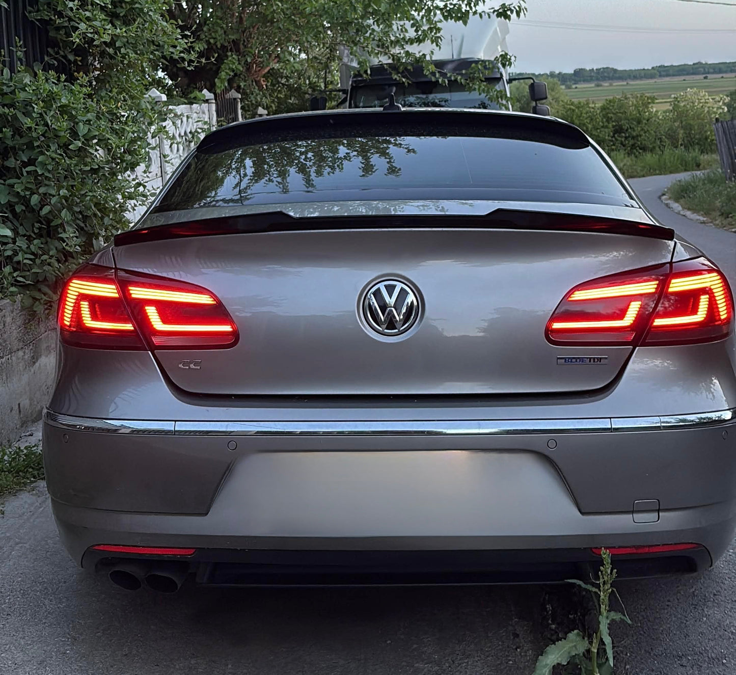 Eleron portbagaj M4 design compatibil cu VW Passat CC(2008-2017) negru lucios