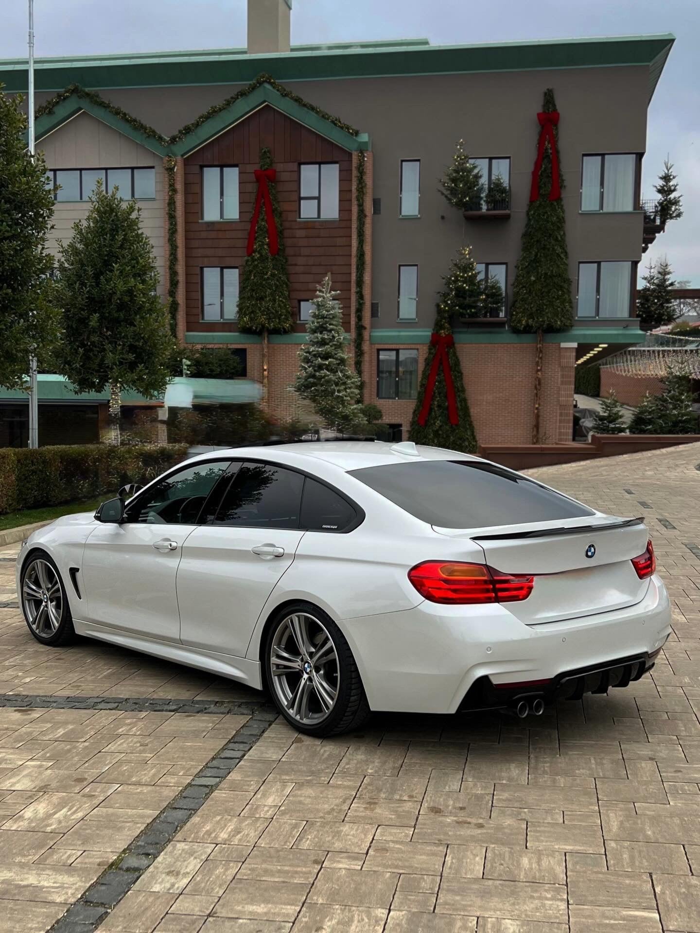 Kit Exterior compatibil cu BMW Seria 4 F36 M-Tech Design cu Praguri Laterale si Grile pentru proiectoare