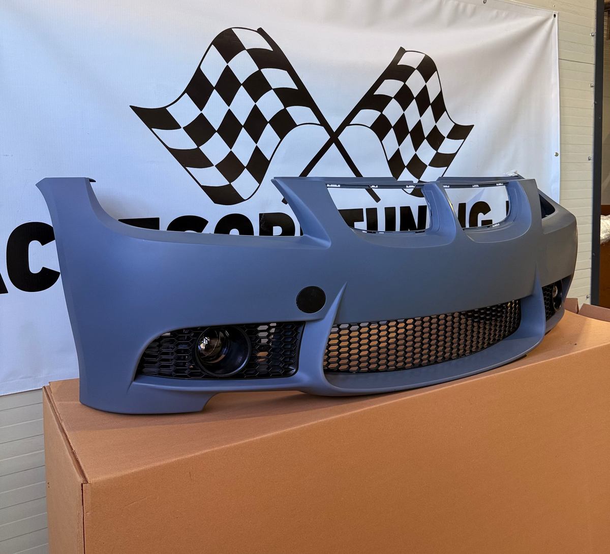 Bara fata M3 Look cu proiectoare de ceata compatibila cu BMW Seria 3 E90/E91 Facelift(2009-2012)
