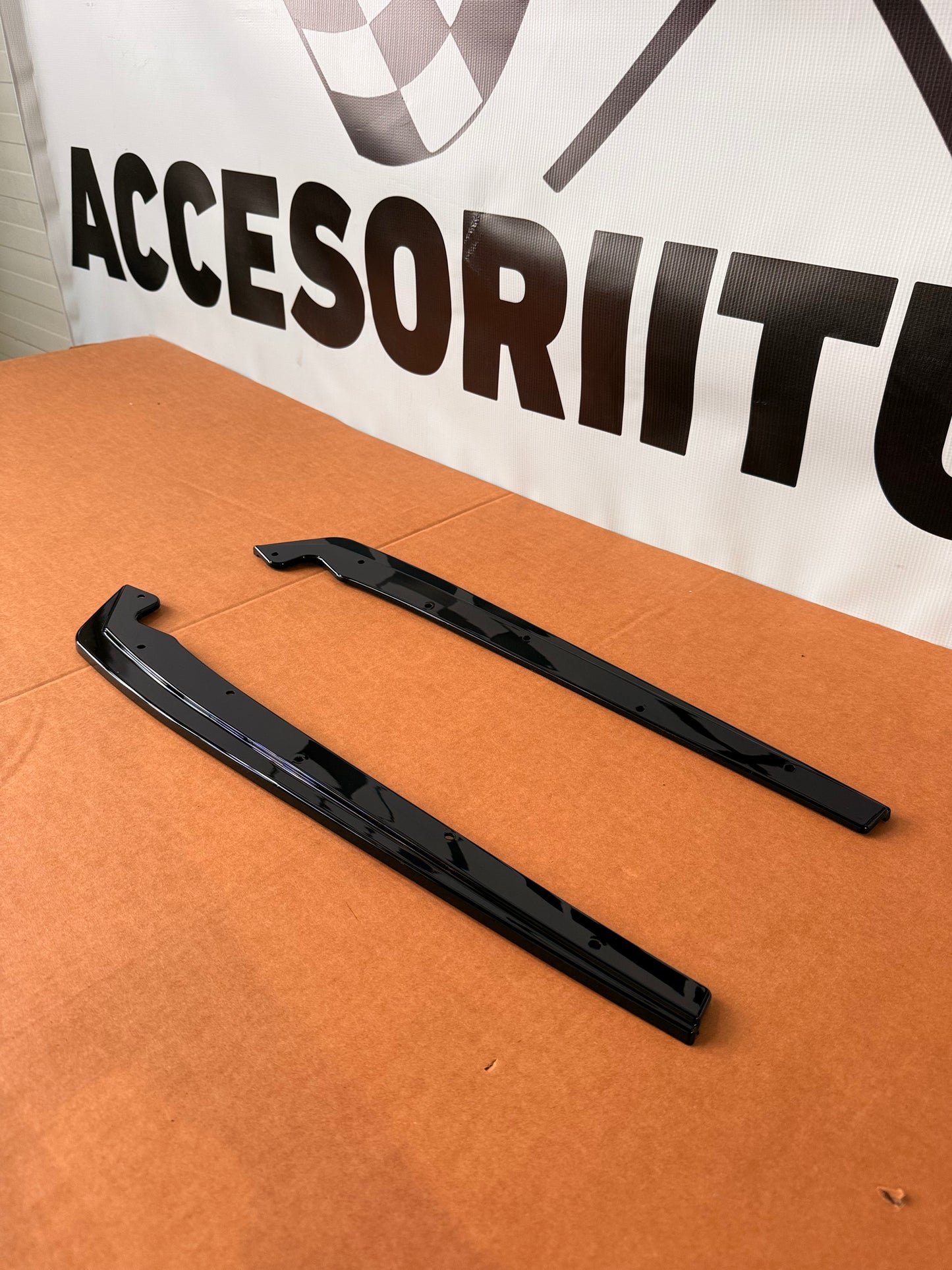 Set 2 Prelungiri Bara spate compatibile cu BMW Seria 5 E60/E61 negru lucios