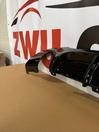 Difuzor bara spate model 335i Performance style compatibil cu BMW seria 3 e90(2005-2012) negru lucios