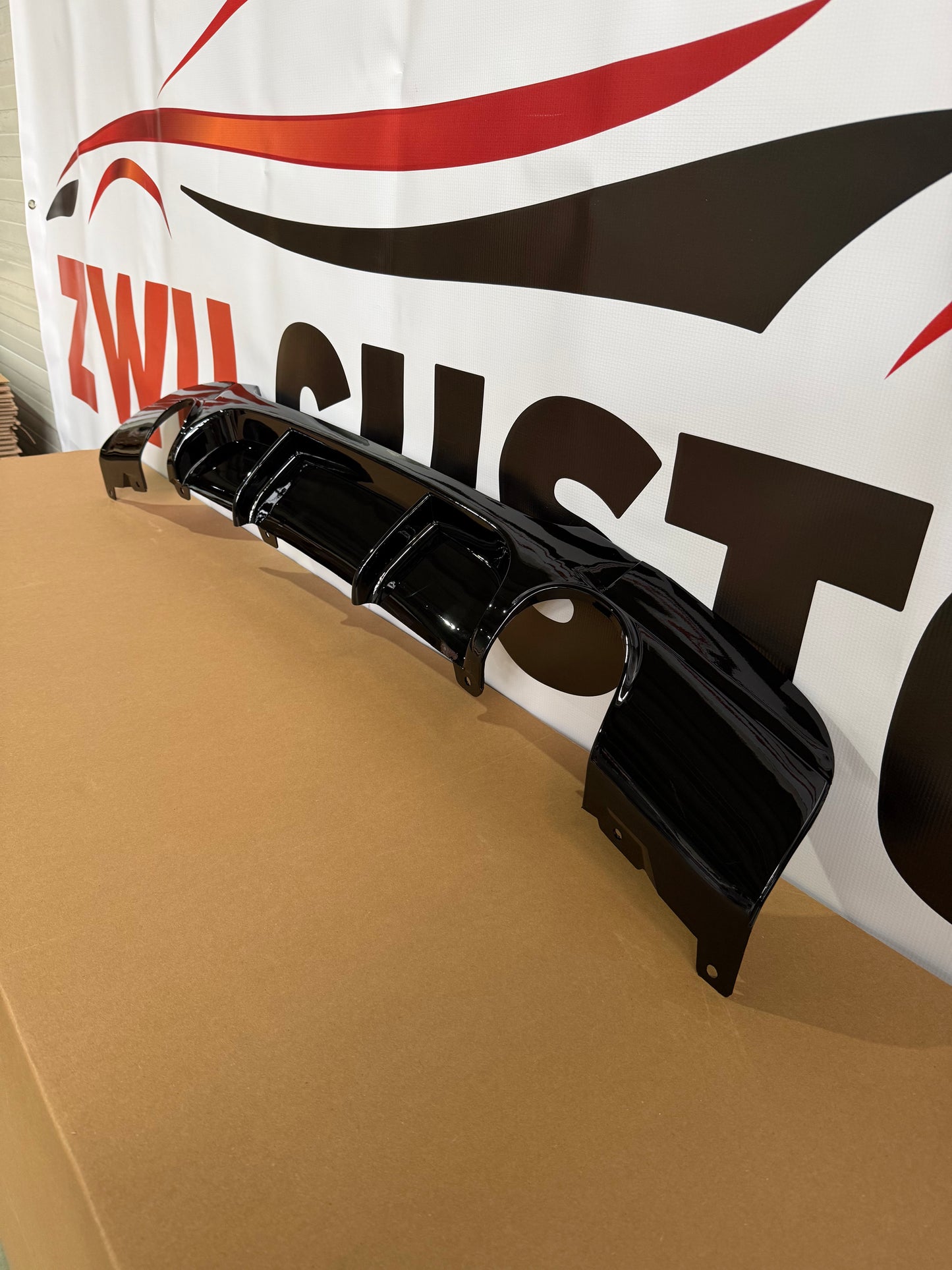 Difuzor bara spate model 335i Performance style compatibil cu BMW seria 3 e90(2005-2012) negru lucios