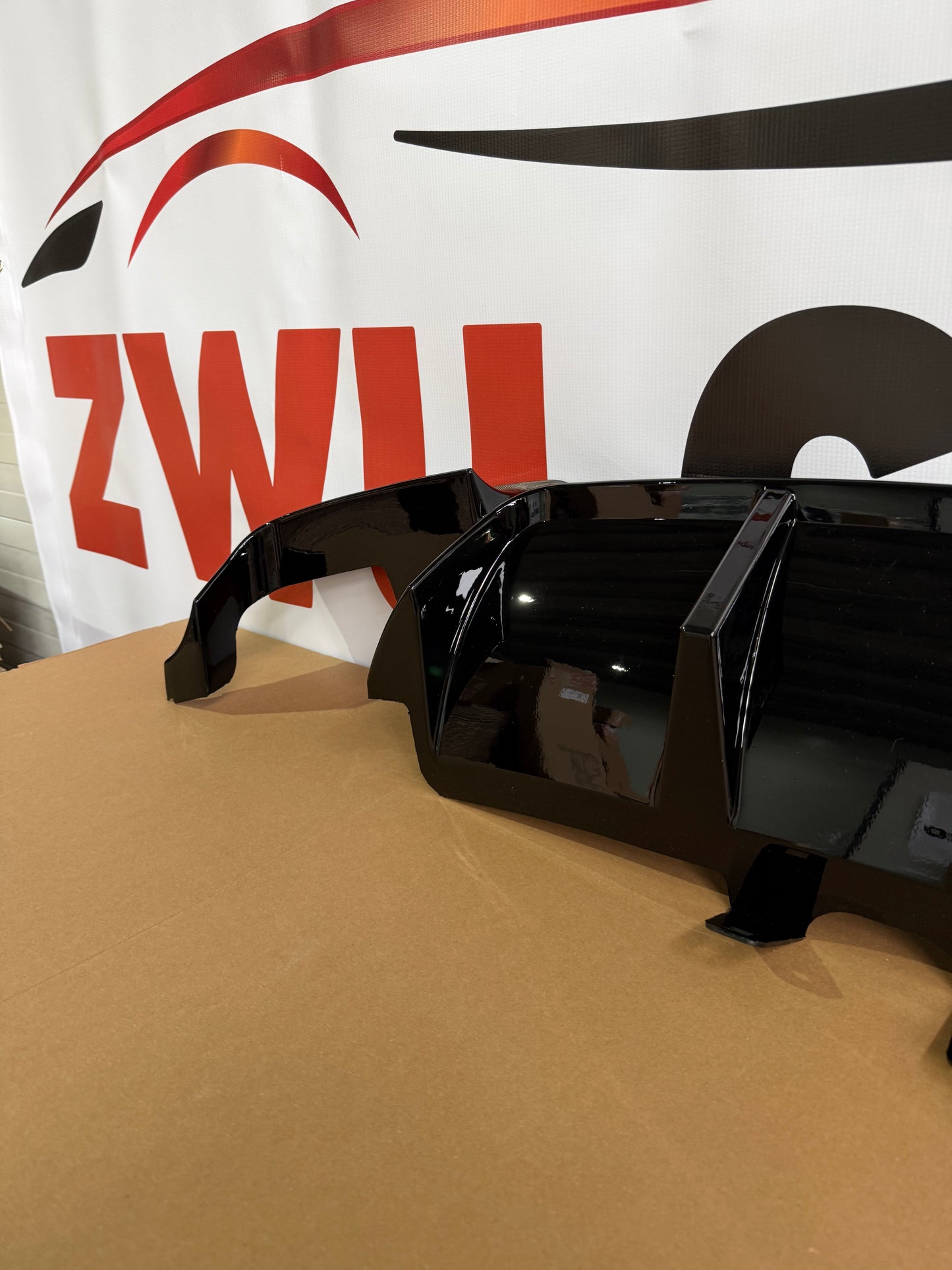 Difuzor bara spate model Vorstainer M5 style compatibil cu BMW seria 5 F10(2010-2017) negru lucios