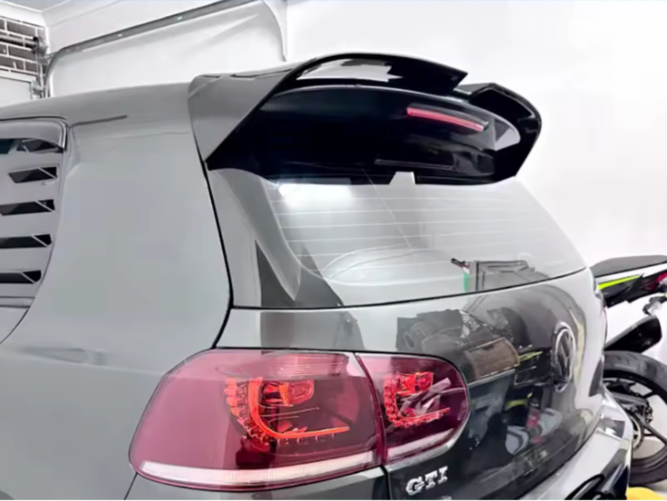 Eleron haion GTI compatibil cu VW Golf 6 (2008-2013) negru lucios