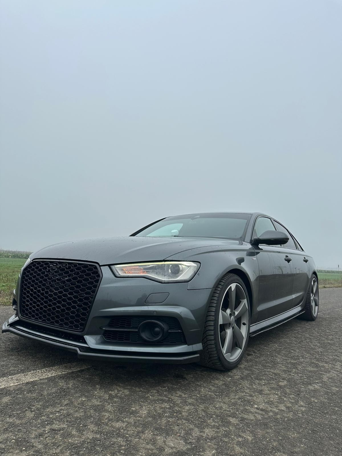 Grila centrala tip RS6 compatibila cu Audi A6 C7 NFL (2012-2015) negru lucios