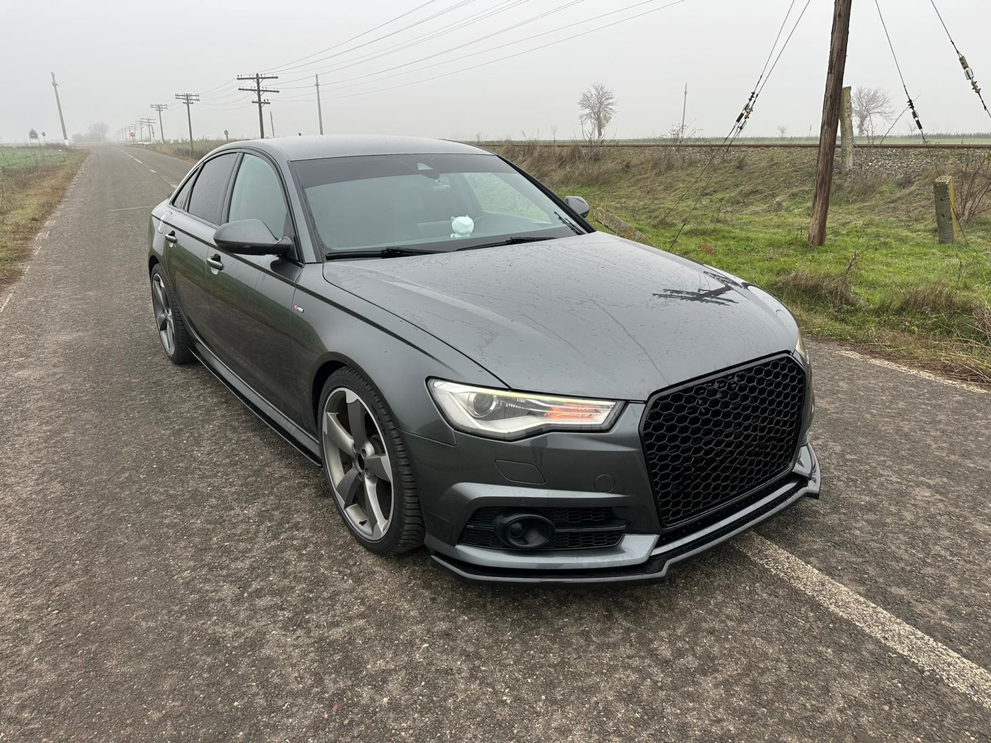 Grila centrala tip RS6 compatibila cu Audi A6 C7 NFL (2012-2015) negru lucios