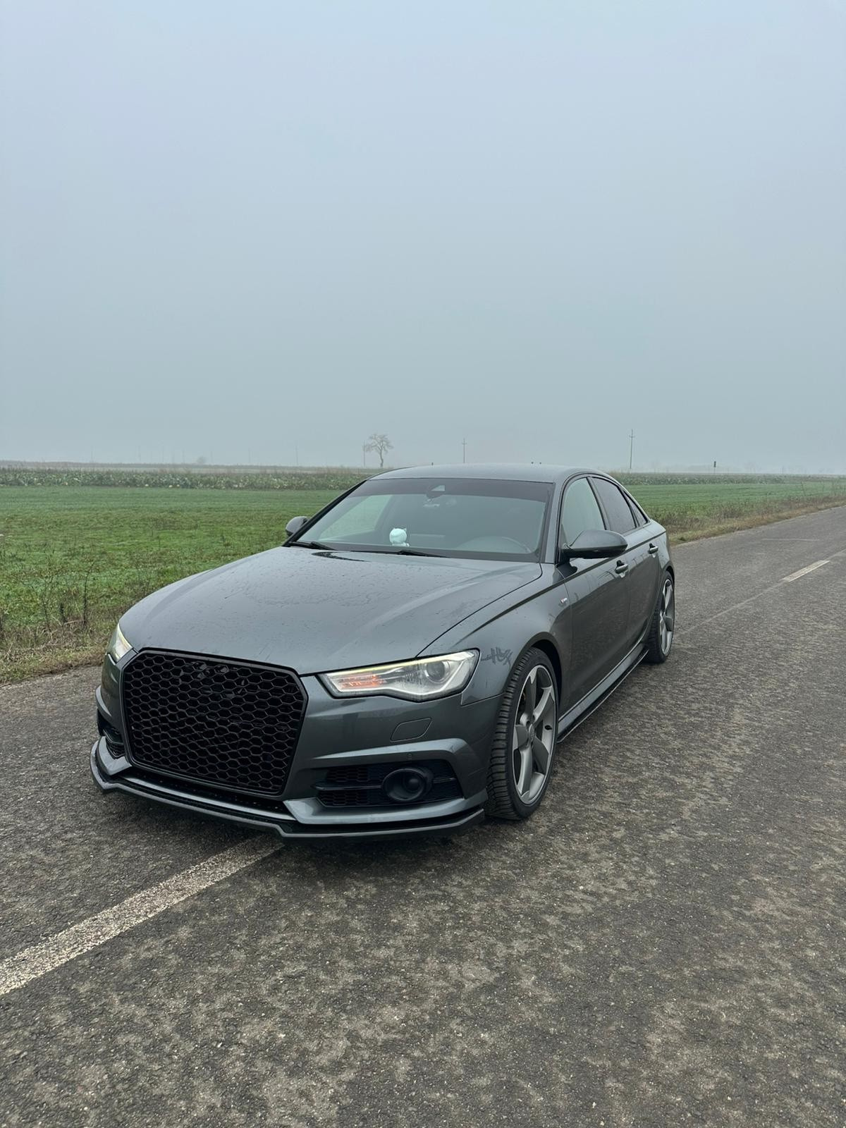 Grila centrala tip RS6 compatibila cu Audi A6 C7 NFL (2012-2015) negru lucios