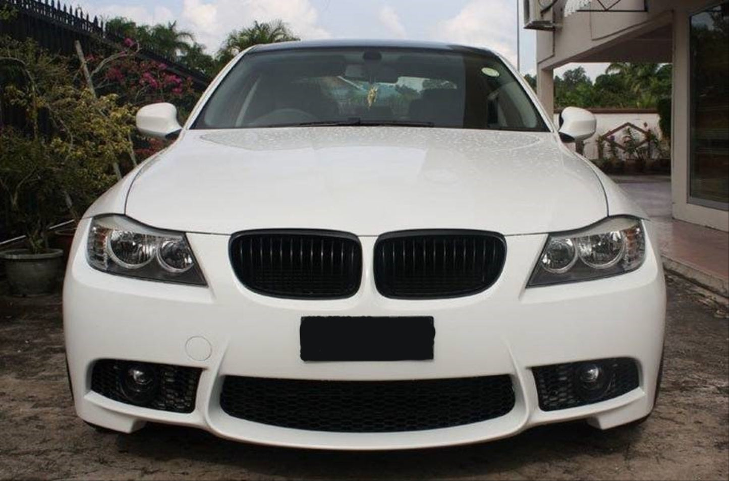 Kit Exterior compatibil cu BMW Seria 3 E90 Facelift 2009-2012 M3 Design cu Praguri Grile centrale si Proiectoare ceata